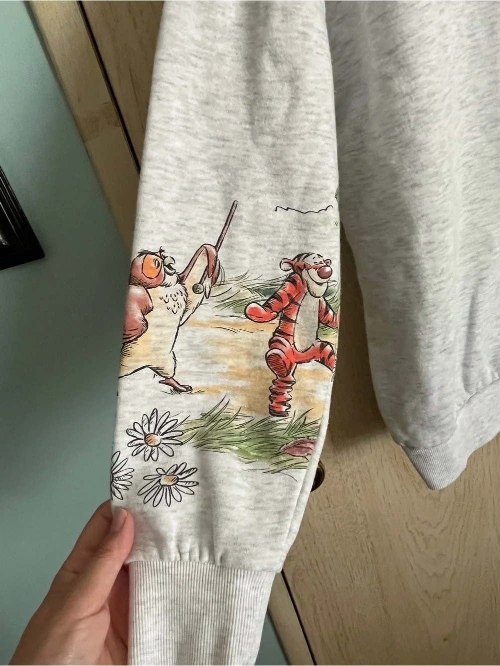 Disney Winnie the Pooh 100 Acre Wood Gang Sweatshirt Sz Small Friends - Picture 8 of 11